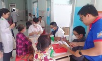 Sinh viên, giảng viên trẻ khoa Y (ĐHQG TP. HCM) khám, phát thuốc cho người dân khó khăn tại Bến Tre