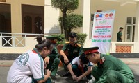 Bạn trẻ thích thú trải nghiệm chương trình ‘Một ngày làm chiến sĩ Quân đội Nhân dân Việt Nam’
