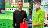 Bạn trẻ Sài Gòn hào hứng đổi rác thải điện tử lấy quà tặng xanh 