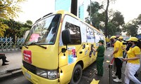 Giới trẻ Sài Gòn thích thú trải nghiệm xe buýt phát khẩu trang miễn phí