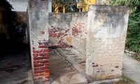 Tường bao thấp của khu vực tiểu tiện