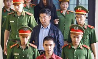 Bị cáo Nguyễn Văn Dương (giữa) được cơ quan chức năng dẫn giải ra tòa