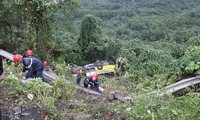 Cận cảnh xe khách nát bét sau cú lao xuống vực ở đèo Hải Vân