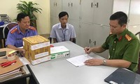 Lương Xuân Chường (áo trắng) cùng tang vật bị thu giữ tại cơ quan công an (Ảnh: Công an tỉnh Sơn La)