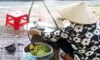 Xử phạt người bán rong &apos;đổ nước ăn thừa của khách vào nồi để bán tiếp’