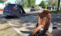 SUV hạng sang Audi Q7 vỡ đôi sau khi đâm vào cột điện