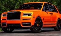 Chiếc xe này được bọc ngoại thất màu cam với các chi tiết trang trí đen bóng.