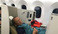 Thầy Park đắp chăn đi ngủ khi lên máy bay về Việt Nam
