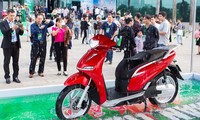 Pega dính lùm xùm nhái, so sánh mẫu mã xe máy điện