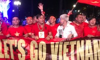 &apos;Đại gia&apos; đeo hàng chục kg vàng cổ vũ tuyển Việt Nam