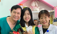 Minh Anh (ở giữa) và bố mẹ. Ảnh NVCC