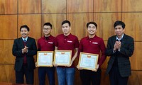 Hai thầy Phó hiệu trưởng trường ĐH Bách khoa Hà Nội, thầy Trần Văn Tớp (ngoài cùng bên trái) và thầy Đinh Văn Phong (ngoài cùng bên phải) trao giấy khen cho 3 thành viên của đội Amazingbamboo