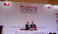 Bộ trưởng Bộ GD&ĐT Phùng Xuân Nhạ và Chủ tịch Hội đồng quản trị FPT Trương Gia Bình ký kết thỏa thuận hợp tác