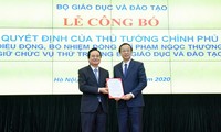 Bộ trưởng Phùng Xuân Nhạ trao Quyết định bổ nhiệm cho tân thứ trưởng Bộ GD&ĐT Phạm Ngọc Thưởng