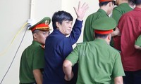 Bị cáo Nguyễn Thanh Hóa vây tay chào người thân tại tòa