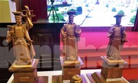 Từ bìa phải qua, các mẫu tượng vua Lý Thái Tông số 1, 2 và 3.