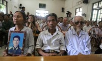 Người nhà ông Thám cùng các ông Chinh, Đệ tại buổi xin lỗi công khai của Viện KSND tỉnh Vĩnh Phúc.