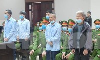 Các bị cáo tại tòa phúc thẩm.