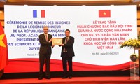 Đại sứ đặc mệnh toàn quyền nước Cộng hòa Pháp tại Việt Nam trao Huân chương Bắc đẩu Bội tinh cho GS.VS Châu Văn Minh.