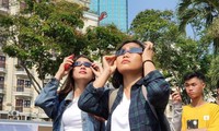 Các bạn trẻ ở Thành phố Hồ Chí Minh quan sát nhật thực ngày 26/12/2019. Ảnh: Câu lạc bộ thiên văn nghiệp dư TPHCM. 