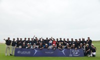 Các golfers chụp ảnh kỷ niệm cùng ban tổ chức 