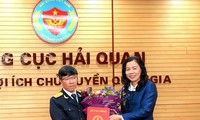 Thứ trưởng Bộ Tài chính Vũ Thị Mai trao quyết định bổ nhiệm cho ông Lưu Mạnh Tưởng sáng 17/1.