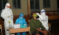 Ngành Y tế Đắk Lắk lấy mẫu test nhanh COVID-19 cho người dân vùng dịch