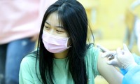 Hình ảnh học sinh THPT ở Hà Nội tiêm vắc xin ngừa COVID-19