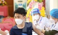 Sáng nay, học sinh lớp 9 tại Hà Nội được tiêm phòng vắc xin COVID-19