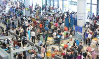 Cao điểm mùa du lịch, &apos;biển người&apos; chen chân làm thủ tục tại sân bay Nội Bài