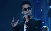 Cha đẻ bản hit &apos;Ru lại câu hò&apos; bất ngờ đổi nghệ danh, diện chiếc quần váy &apos;bắt trend&apos; lạ lẫm