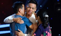 Nam vương Cao Xuân Tài khóc nghẹn ôm bố mẹ trên sóng truyền hình
