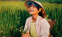 Giãn cách xã hội dài ngày, sao Việt rủ nhau về quê làm &quot;nông dân&quot; như thật