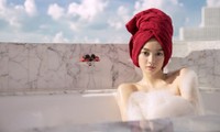 Kaity Nguyễn tắm bán nude, không “lộ hàng” mà vẫn nóng bỏng