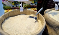 Doanh nghiệp không chia cổ tức mà tặng gạo, mắm cho nhà đầu tư