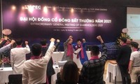 Vụ Apec: Kỳ quặc màn đeo khăn tím tuyên bố ‘gồng lãi’ và lùm xùm trong giới lãnh đạo