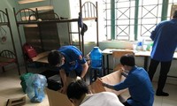 Sinh viên dọn đồ để nhường phòng cho người cách ly