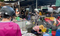 Chợ truyền thống tổ chức hoạt động trở lại chỉ kinh doanh các hàng hóa thiết yếu.