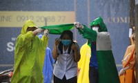 Sinh viên tình nguyện nhường áo mưa, che dù cho thí sinh lên phòng thi