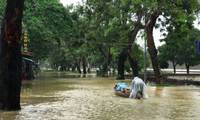Hàng loạt trường ở miền Trung cho sinh viên nghỉ học vì lũ lụt