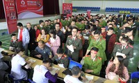 Xếp hàng đăng ký hiến máu Chủ nhật Đỏ ở Bắc Kạn