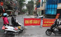 Phố Trúc Bạch chiều 20/3 trước thời điểm cách ly. Ảnh: Mạnh Thắng.