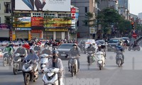 Người dân Hà Nội ra đường trong những ngày cách ly xã hội