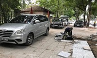 Xe ô tô đỗ trên vỉa hè phố Huỳnh Thúc Kháng đang được lát đá. Ảnh: Trường Phong
