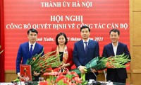 Phó Bí thư Thường trực Thành ủy Hà Nội Nguyễn Thị Tuyến trao quyết định cho ông Nguyễn Xuân Lưu (ngoài cùng bên trái) và ông Nguyễn Việt Hà (thứ hai bên phải)