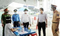 Bí thư Thành uỷ Đinh Tiến Dũng, Chủ tịch UBND thành phố Hà Nội Chu Ngọc Anh kiểm tra chốt cửa ngõ Thủ đô phòng chống COVID-19