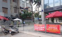 Rào chắn chung cư Rivera Park 69 Vũ Trọng Phụng (quận Thanh Xuân) sau khi có ca dương tính SARS-CoV-2. Ảnh: T.D