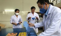 Khẩu trang vải kháng khuẩn tự sản xuất của các y bác sĩ