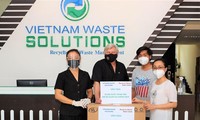 Công ty VWS tặng khẩu trang và quần áo chống dịch cho Huyện ủy huyện Bình Chánh sáng ngày 28/8