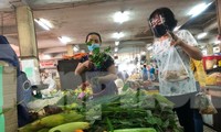 Cà chua và nhiều mặt hàng rau xanh khác có giá cao